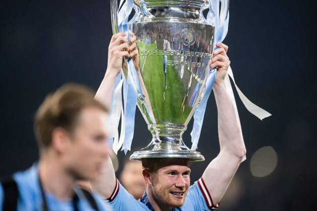 230610 Kevin De Bruyne of Manchester City celebrates with the trophy after the UEFA Champions League football match between Manchester City and Inter on June 10, 2023 in Istanbul Photo Jon Olav Nesvold BILDBYRAN COP 217 JE0065 fotboll football soccer fotball champions league manchester city inter bbeng final jubel  Copyright: JONxOLAVxNESVOLD BB230610JE123