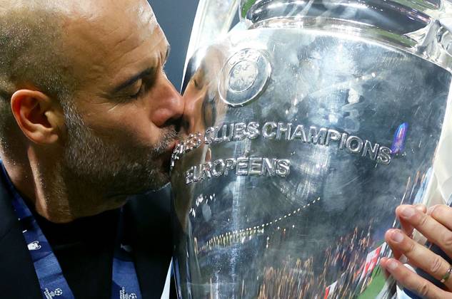Sport Themen der Woche KW23 Sport Bilder des Tages Mandatory Credit: Photo by Kieran McManus Shutterstock (13949252fv) Manchester City manager Pep Guardiola celebrates with the trophy. Manchester City v Inter Milan, UEFA Champions League, Final, Football, Ataturk Stadium, Istanbul, Turkey - 10 Jun 2023 EDITORIAL USE ONLY No use with unauthorised audio, video, data, fixture lists, club league logos or live services. Online in-match use limited to 120 images, no video emulation. No use in betting, games or single club league player publications. Manchester City v Inter Milan, UEFA Champions League, Final, Football, Ataturk Stadium, Istanbul, Turkey - 10 Jun 2023 EDITORIAL USE ONLY No use with unauthorised audio, video, data, fixture lists, club league logos or live services. Online in-match use limited to 120 images, no video emulation. No use in betting, games or single club league player publications. Copyright: xKieranxMcManus Shutterstockx 13949252fv