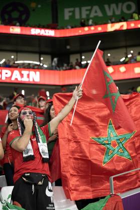 Morocco v Spain - Round of 16 - FIFA World Cup, WM, Weltmeisterschaft, Fussball Doha. Marocan fans attend the FIFA World Cup Qatar 2022 Round of 16 match between Morocco v Spain at the Al-Thumama Stadium, on December 06, 2022 in Doha, Qatar. Photo by David Niviere ABACAPRESS.COM DOHA Qatar Copyright: xNivierexDavid ABACAPRESS.COMx 834436_009 NivierexDavid ABACAPRESS.COMx 834436_009