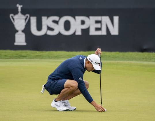 Collin Morikawa works on putting on the 10th green during the practice round for the 2023 U.S. Open at the Los Angeles Country Club in Los Angeles CA on Wednesday, June 14, 2023.  LAP2023061517 MIKExGOULDING