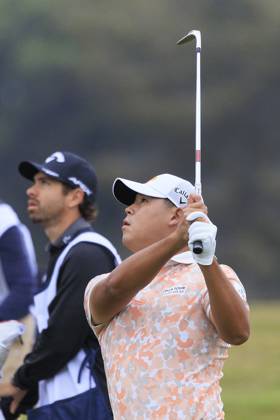 June 15, 2023, Los Angeles, California, USA: Si Woo Kim observes his shot during the First round of the LACC 123rd U.S. Open Championship on Thursday June 15, 2023 held at the Los Angeles Country Club in Los Angeles, California. JAVIER ROJAS PI Los Angeles USA - ZUMAp124 20230615_zaa_p124_025 Copyright: xJavierxRojasx