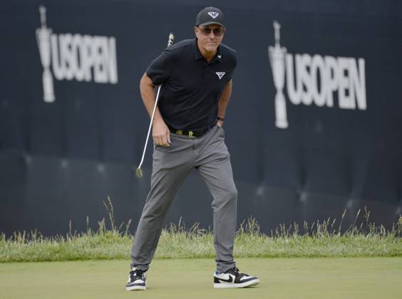 Phil Mickelson walks across a green after a spectator heckled him about LIV during the first round of the 2023 U.S. Open Golf Championship at the Los Angeles Country Club in Los Angeles, California on Thursday, June 15, 2023.  LAP20230615948 MIKExGOULDING