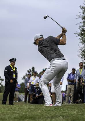 June 14, 2023, Los Angeles, California, USA: Golfer Rory Mcllroy hits out of the rough during the 1st round of the 2023 US Open on June 13 at the Los Angeles Country Club. Los Angeles USA - ZUMAh234 20230614_zsp_h234_007 Copyright: xMarkxEdwardxHarrisx