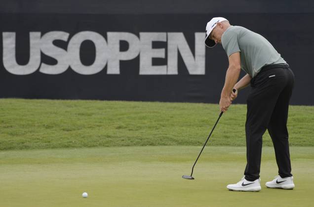 Alex Noren of Sweden putts on the 10th green during the second round of the 2023 U.S. Open Golf Championship at the Los Angeles Country Club in Los Angeles, California on Friday, June 16, 2023.  LAP20230616906 MIKExGOULDING