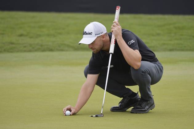 Wyndham Clark places his ball before putting on the 10th green during the second round of the 2023 U.S. Open Golf Championship at the Los Angeles Country Club in Los Angeles, California on Friday, June 16, 2023.  LAP20230616908 MIKExGOULDING