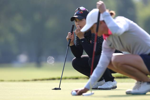 Sport Bilder des Tages Meijer LPGA, Golf Damen Classic Moriya Jutanugarn of Thailand waits on the first green during the third round of the Meijer LPGA Classic for Simply Give golf tournament at Blythefield Country Club in Belmont, MI, USA Saturday, June 17, 2023. Belmont Michigan United States  Copyright: xJorgexLemusx originalFilename:lemus-meijerlp230617_npmZy.jpg