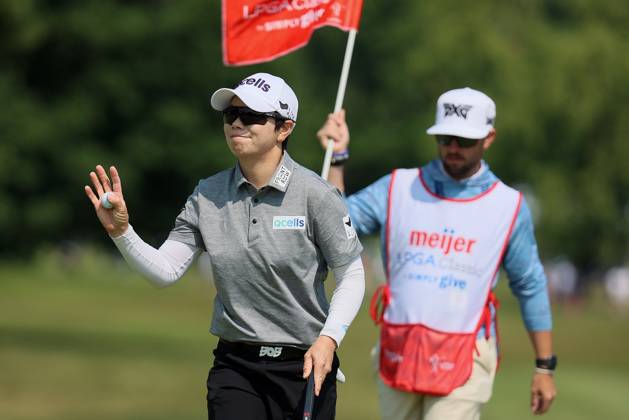 Meijer LPGA, Golf Damen Classic for Simply Give Eun-Hee Ji of Gapyung, Republic of Korea acknowledges fans after putting on the 2nd green during the third round of the Meijer LPGA Classic golf tournament at Blythefield Country Club in Belmont, MI, USA Saturday, June 17, 2023. Belmont Michigan United States  Copyright: xAmyxLemusx originalFilename:lemus-meijerlp230617_npzEd.jpg