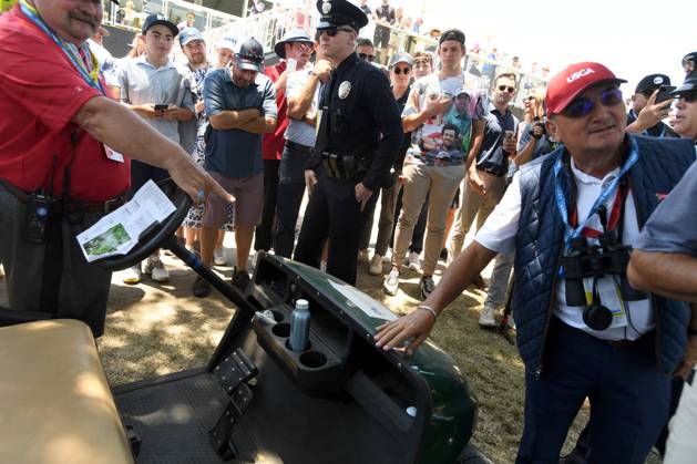 Golf, PGA, US Open in Los Angeles - Ball von Cameron Young landet in einem Golfcart Course officials show that Cameron Young s ball landed in the ball holder of a golf cart of the 10th fairway during the third round for the 2023 U.S. Open at the Los Angeles Country Club in Los Angeles on Saturday June 17, 2023.  LAP2023061701 MIKExGOULDING