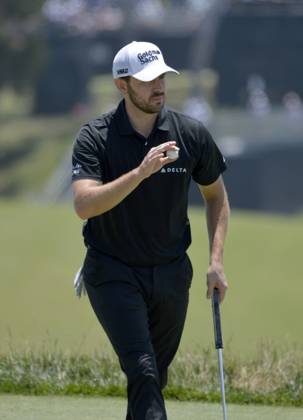 Patrick Cantlay acknowledges the crowd after saving par on the 10th green during the third round for the 2023 U.S. Open at the Los Angeles Country Club in Los Angeles on Saturday June 17, 2023.  LAP2023061706 MIKExGOULDING