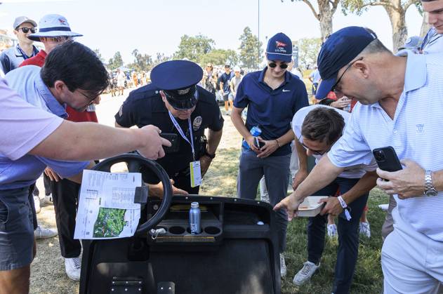Golf, PGA, US Open in Los Angeles - Ball von Cameron Young landet in einem Golfcart June 17, 2023, Los Angeles, California, USA: A fan points and views to a Cameron Young ball that landed on a golf cart outside the ropes of the 10th hole during the Third round of the LACC 123rd U.S. Open Championship on Saturday June 17, 2023 held at the Los Angeles Country Club in Los Angeles, California. JAVIER ROJAS PI Los Angeles USA - ZUMAp124 20230617_zaa_p124_001 Copyright: xJavierxRojasx
