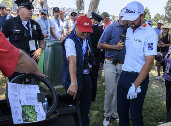Golf, PGA, US Open in Los Angeles - Ball von Cameron Young landet in einem Golfcart June 17, 2023, Los Angeles, California, USA: A rules official points to Cameron Young his ball that landed on a golf cart outside the ropes of the 10th hole during the Third round of the LACC 123rd U.S. Open Championship on Saturday June 17, 2023 held at the Los Angeles Country Club in Los Angeles, California. JAVIER ROJAS PI Los Angeles USA - ZUMAp124 20230617_zaa_p124_006 Copyright: xJavierxRojasx