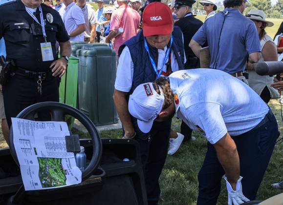 Golf, PGA, US Open in Los Angeles - Ball von Cameron Young landet in einem Golfcart June 17, 2023, Los Angeles, California, USA: Cameron Young checks his ball that landed on a golf cart outside the ropes of the 10th hole during the Third round of the LACC 123rd U.S. Open Championship on Saturday June 17, 2023 held at the Los Angeles Country Club in Los Angeles, California. JAVIER ROJAS PI Los Angeles USA - ZUMAp124 20230617_zaa_p124_007 Copyright: xJavierxRojasx