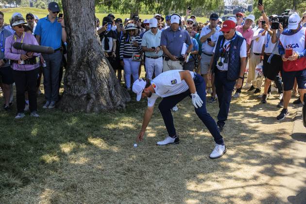 Golf, PGA, US Open in Los Angeles - Ball von Cameron Young landet in einem Golfcart June 17, 2023, Los Angeles, California, USA: Cameron Young does a free drop on a ball that landed on a golf cart outside the ropes of the 10th hole during the Third round of the LACC 123rd U.S. Open Championship on Saturday June 17, 2023 held at the Los Angeles Country Club in Los Angeles, California. JAVIER ROJAS PI Los Angeles USA - ZUMAp124 20230617_zaa_p124_010 Copyright: xJavierxRojasx