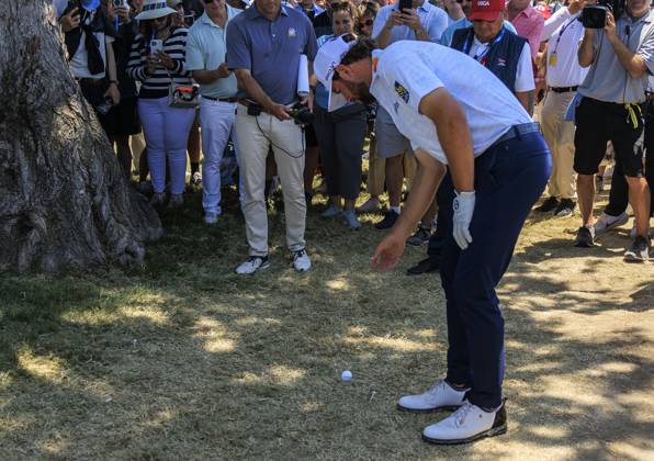 Golf, PGA, US Open in Los Angeles - Ball von Cameron Young landet in einem Golfcart June 17, 2023, Los Angeles, California, USA: Cameron Young does a free drop on a ball that landed on a golf cart outside the ropes of the 10th hole during the Third round of the LACC 123rd U.S. Open Championship on Saturday June 17, 2023 held at the Los Angeles Country Club in Los Angeles, California. JAVIER ROJAS PI Los Angeles USA - ZUMAp124 20230617_zaa_p124_011 Copyright: xJavierxRojasx