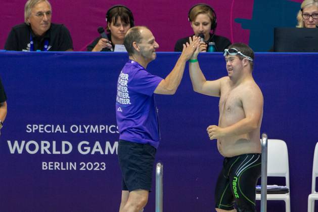 SPECIAL OLYMPICS - World Summer Games 2023 BERLIN,GERMANY,18.JUN.23 - SPECIAL OLYMPICS - World Summer Games 2023, swimming. Image shows volunteer and Stefan Straus (AUT).  GEPAxpictures xGintarexKarpaviciute