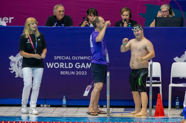 SPECIAL OLYMPICS - World Summer Games 2023 BERLIN,GERMANY,18.JUN.23 - SPECIAL OLYMPICS - World Summer Games 2023, swimming. Image shows volunteer and Stefan Straus (AUT).  GEPAxpictures xGintarexKarpaviciute