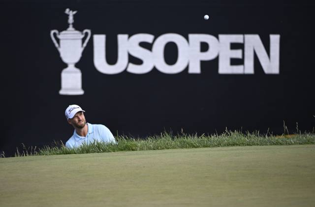 Wyndham Clark chips to the ninth green for a bogey putt during the final round of the 2023 U.S. Open Golf Championship at the Los Angeles Country Club in Los Angeles, California on Sunday, June 18, 2023.  LAP20230618732 ALEXxGALLARDO