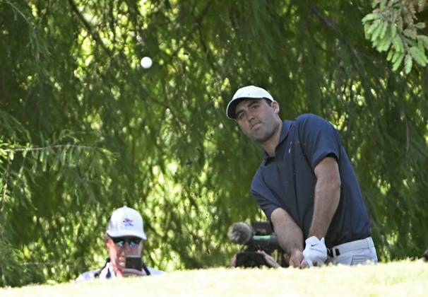 Scottie Scheffler chips up to the seventh green during the final round of the 2023 U.S. Open Golf Championship at the Los Angeles Country Club in Los Angeles, California on Sunday, June 18, 2023.  LAP20230618738 ALEXxGALLARDO