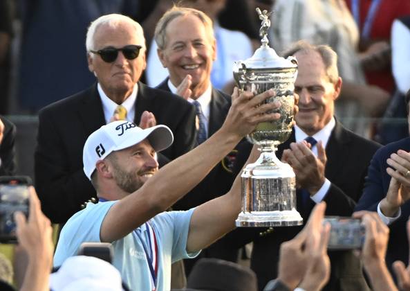 Wyndham Clark celebrates with his trophy after winning the 2023 U.S. Open Golf Championship at the Los Angeles Country Club in Los Angeles, California on Sunday, June 18, 2023. The win is Clark s first major championship and he shot 64, 67, 69 and 70 for a 10-under-par 270.  LAP202306187797 ALEXxGALLARDO