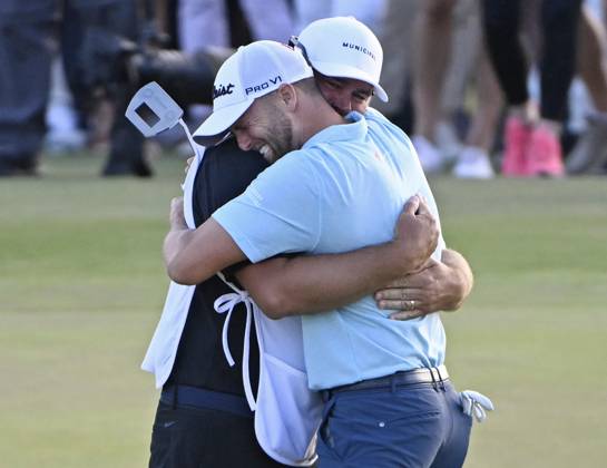 Wyndham Clark celebrates with his caddie John Ellis on the 18th green after winning the after winning the 2023 U.S. Open Golf Championship at the Los Angeles Country Club in Los Angeles, California on Sunday, June 18, 2023. The win is Clark s first major championship and he shot 64, 67, 69 and 70 for a 10-under-par 270.  LAP202306187812 ALEXxGALLARDO