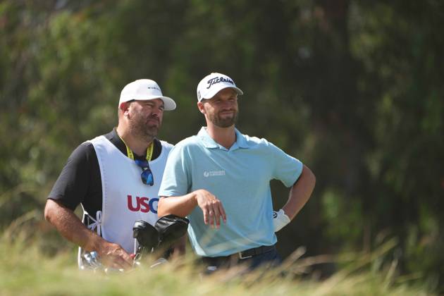 June 18, 2023: Golf 2023; Champion -Wyndham Clark wins the 2023 US Open, The Los Angeles Country Club, Los Angeles, California, USA. Wyndham is an American professional golfer from Denver and this was his first PGA, Golf Herren championship. Wyndham and his caddy share a moment at the 7th tee. - ZUMAmt3_ 20230618_zaf_mt3_002 Copyright: xScottxMitchellx
