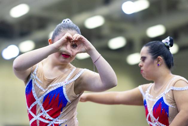 SEPCIAL OLYMPICS WORLD GAMES Special Olympics World Games Berlin 2023 4 day 20 June 2023 rhythmic gymnastics An athlete shows a heart to the camera Berlin Berlin Germany