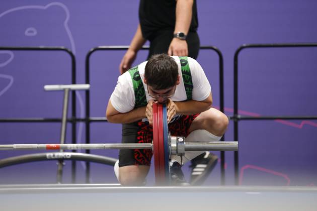 SEPCIAL OLYMPICS WORLD GAMES Special Olympics World Games Berlin 2023 5 Day 21 June 2023 Jesus Torres Cisneros MEX kisses the weight discs after his competition Berlin Berlin Germany.