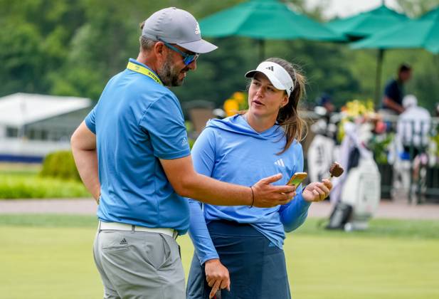 June 21, 2023, Springfield, NJ, USA: Linn Grant (SWE) eats an ice cream bar as she talks with her coach as she practices her putting at the KPMG Womens Golf Championship at Baltusrol Golf Club in Springfield, NJ on June 21, 2023. Eclipse Sportswire CSM Springfield USA - ZUMAcs17 20230621_zaf_cs17_005 Copyright: xScottxSeriox