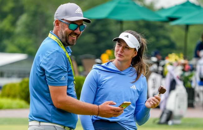 June 21, 2023, Springfield, NJ, USA: Linn Grant (SWE) eats an ice cream bar as she talks with her coach as she practices her putting at the KPMG Womens Golf Championship at Baltusrol Golf Club in Springfield, NJ on June 21, 2023. Eclipse Sportswire CSM Springfield USA - ZUMAcs17 20230621_zaf_cs17_006 Copyright: xScottxSeriox