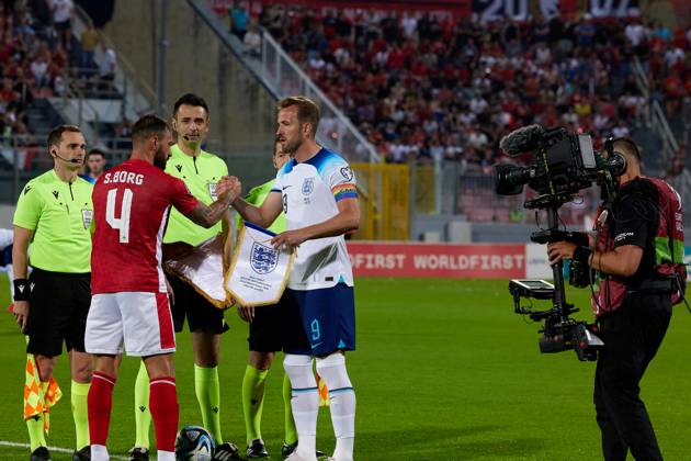 TA™ QALI, MALTA - JUNE 16: England national soccer team captain Harry Kane (R) shakes hands with Malta captain Steve Borg (L) ahead of the UEFA EURO, EM, Europameisterschaft,Fussball 2024 European qualifying soccer match between Malta and England at the National Stadium, Ta™ Qali, Malta, on 16 June 2023. Malta v England - UEFA EURO 2024 European Qualifier