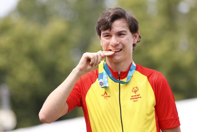 SEPCIAL OLYMPICS WORLD GAMES Special Olympics World Games Berlin 2023 6 Day 22 June 2023 Cycling Anatoliy Moliner Zapatero ESP bites his bronze medal Berlin Straße des 17 Junis Berlin Germany.
