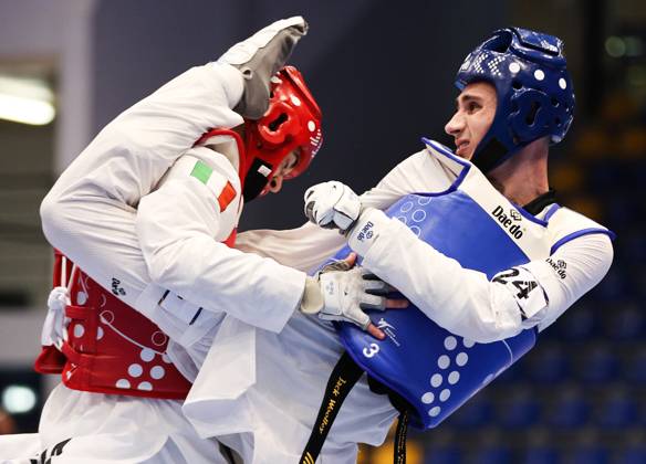 Bilder des Jahres 2023, Sport 06 Juni Sport Themen der Woche KW25 Sport Bilder des Tages 2023 Europaspiele Taekwondo, Krynica-Zdroj Arena, Poland 23 6 2023 Taekwondo Semi Finals Ireland™s Jack Woolley in action against Matias Lomartire of Italy Jack Woolley in action against Matias Lomartire 23 6 2023  Copyright: x INPHO TomxMaherx TOMI1436