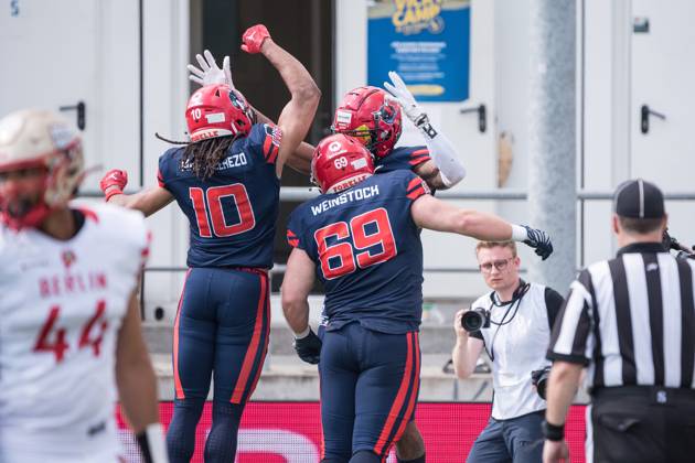 American Football, 2023 season, European League of Football ELF , Hamburg Sea Devils Berlin Thunder, Stadion Hoheluft Hamburg , 25 06 2023, 4 Gameweek Jean Claude Madin Cerezo 10, Sea Devils, TE, GER , David Weinstock 69, Sea Devils, C, GER and Malik Stanley 2, Sea Devils, WR, USA cheer For editorial use only Photo IMAGO Lobeca Roberto Seidel Hamburg Stadion Hoheluft, Lokstedter Steindamm 87 Hamburg Germany. Copyright: xIMAGO. Lobeca RobertoxSeidelx