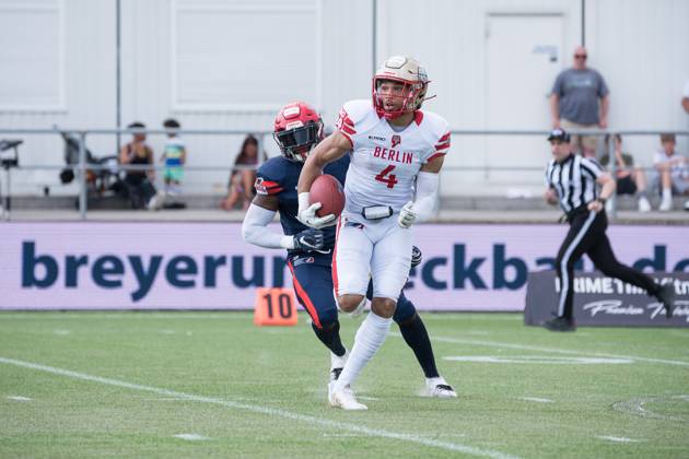 American Football, 2023 season, European League of Football ELF , Hamburg Sea Devils Berlin Thunder, Stadion Hoheluft Hamburg , 25 06 2023, 4 Gameweek Aaron Jackson 4, Berlin Thunder, WR carries the ball back For editorial use only Photo IMAGO Lobeca Roberto Seidel Hamburg Stadion Hoheluft, Lokstedter Steindamm 87 Hamburg Germany. Copyright: xIMAGO. Lobeca RobertoxSeidelx