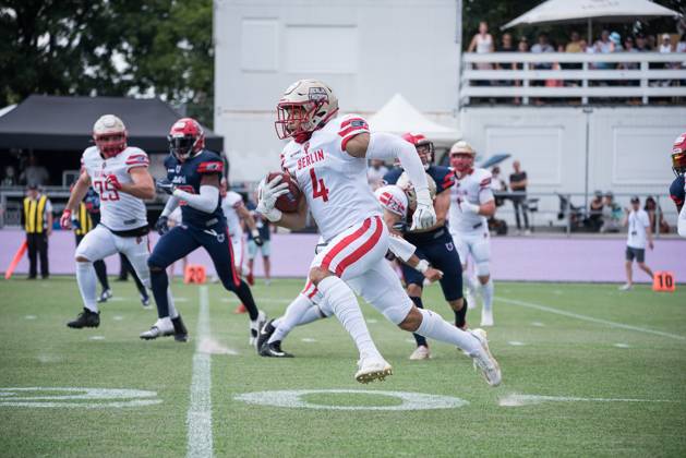 American Football, 2023 season, European League of Football ELF , Hamburg Sea Devils Berlin Thunder, Stadion Hoheluft Hamburg , 25 06 2023, 4 Gameweek Aaron Jackson 4, Berlin Thunder, WR carries the ball back For editorial use only Photo IMAGO Lobeca Roberto Seidel Hamburg Stadion Hoheluft, Lokstedter Steindamm 87 Hamburg Germany. Copyright: xIMAGO. Lobeca RobertoxSeidelx