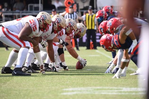 American Football, Season 2023, European League of Football ELF , Hamburg Sea Devils Berlin Thunder, Stadion Hoheluft Hamburg , 25 06 2023, 4 Gameweek Berlin left and Hamburg right players at the line of scrimmage For editorial use only Photo IMAGO Lobeca Roberto Seidel Hamburg Stadion Hoheluft, Lokstedter Steindamm 87 Hamburg Germany Copyright: xIMAGO. Lobeca RobertoxSeidelx