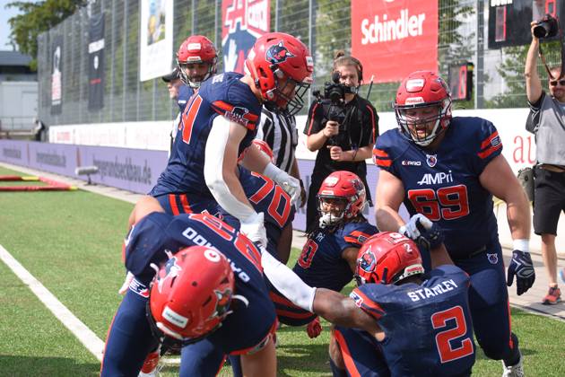 American football, 2023 season, European League of Football ELF , Hamburg Sea Devils Berlin Thunder, Stadion Hoheluft Hamburg , 25 06 2023, 4 Gameweek Hamburg players help each other up in the end zone and celebrate the first touchdown For editorial use only Photo IMAGO Lobeca Roberto Seidel Hamburg Stadion Hoheluft, Lokstedter Steindamm 87 Hamburg Germany Copyright: xIMAGO. Lobeca RobertoxSeidelx