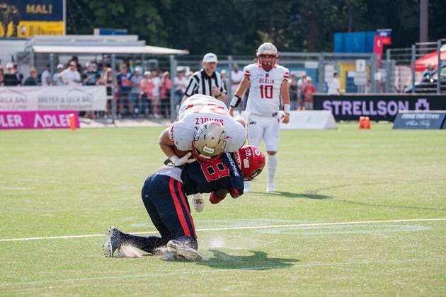 American Football, 2023 season, European League of Football ELF , Hamburg Sea Devils Berlin Thunder, Stadion Hoheluft Hamburg , 25 06 2023, 4 Gameweek Barry Maruschke 28, Sea Devils, DB, GER tackles Tim Schulz 24, Berlin Thunder, RB deep and throws him on his back For editorial use only Photo IMAGO Lobeca Roberto Seidel Hamburg Stadion Hoheluft, Lokstedter Steindamm 87 Hamburg Germany. Copyright: xIMAGO. Lobeca RobertoxSeidelx
