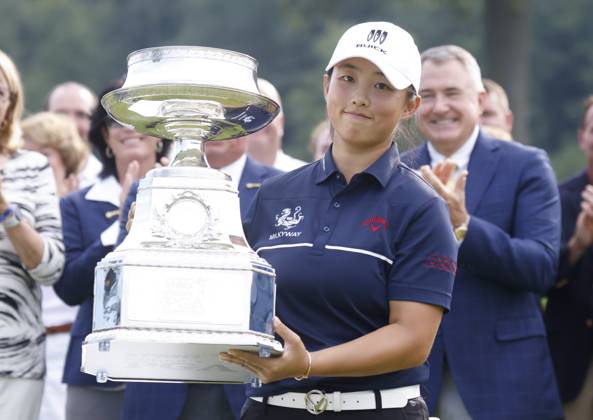 Sport Bilder des Tages Yin Ruoning of China celebrates on the 18th green with the championship trophy in the final round after winning the KPMG Women s PGA, Golf Herren Championship with a score of 8 under par at Baltusrol Golf Club in Springfield, NJ on Sunday, June 25, 2023.  NYP20230625104 JohnxAngelillo