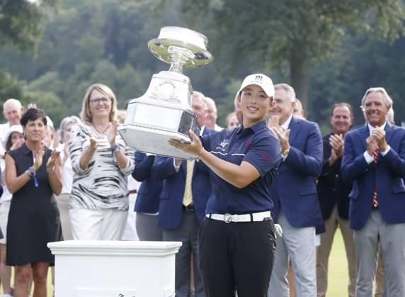 Yin Ruoning of China celebrates on the 18th green with the championship trophy in the final round after winning the KPMG Women s PGA, Golf Herren Championship with a score of 8 under par at Baltusrol Golf Club in Springfield, NJ on Sunday, June 25, 2023.  NYP20230625107 JohnxAngelillo