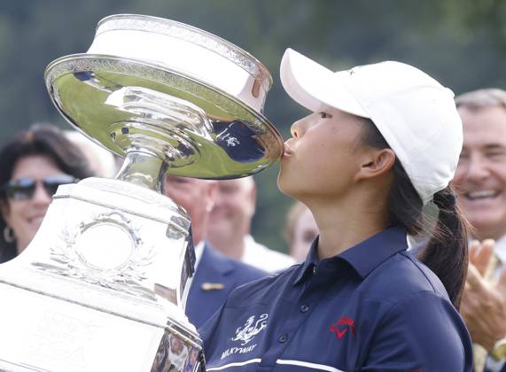 Yin Ruoning of China celebrates on the 18th green with the championship trophy in the final round after winning the KPMG Women s PGA, Golf Herren Championship with a score of 8 under par at Baltusrol Golf Club in Springfield, NJ on Sunday, June 25, 2023.  NYP20230625109 JohnxAngelillo