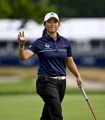 June 25, 2023, USA: Ruoning Yin (CHN) picks up her ball after winning the KPMG Womens Golf Championship at Baltusrol Golf Club in Springfield, NJ on June 25, 2023. Scott Serio Eclipse Sportswire CSM USA - ZUMAcs17 20230625_zaf_cs17_044 Copyright: xx