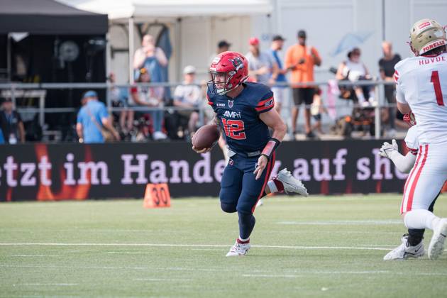 American football, 2023 season, European League of Football ELF , Hamburg Sea Devils Berlin Thunder, Stadion Hoheluft Hamburg , 25 06 2023, 4 Gameweek Preston Haire 12, Sea Devils, QB, USA carries the ball forward by himself For editorial use only Photo IMAGO Lobeca Roberto Seidel Hamburg Stadion Hoheluft, Lokstedter Steindamm 87 Hamburg Germany Copyright: xIMAGO. Lobeca RobertoxSeidel,xAllxrightsxnotxspecificallyxgrantedxarexreserved.x
