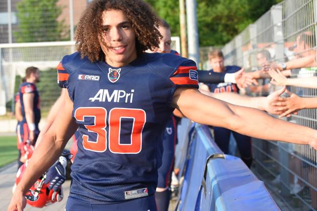 American football, 2023 season, European League of Football ELF , Hamburg Sea Devils Berlin Thunder, Stadion Hoheluft Hamburg , 25 06 2023, 4 Gameweek Lucas Harting Candido 23 30, Sea Devils, RB, GER high-fives fans at the fence For editorial use only Photo IMAGO Lobeca Roberto Seidel Hamburg Stadion Hoheluft, Lokstedter Steindamm 87 Hamburg Germany. Copyright: xIMAGO. Lobeca RobertoxSeidel,xAllxrightsxnotxspecificallyxgrantedxarexreserved.x