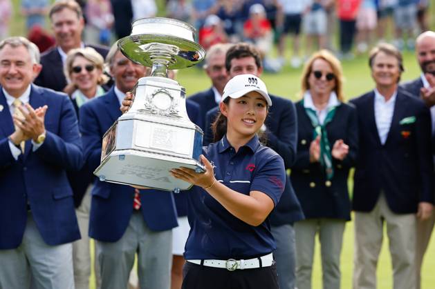 SPRINGFIELD, NJ - JUNE 25: Ruoning Yin of China holds the KPMG PGA, Golf Herren Trophy after winning the LPGA, Golf Damen KPMG Women™s PGA Championship on June 25, 2023 at Baltusrol Golf Club (Lower Course) in Springfield, New Jersey. (Photo by Rich Graessle Icon Sportswire) GOLF: JUN 25 LPGA KPMG Women™s PGA Championship EDITORIAL USE ONLY Icon23062519283