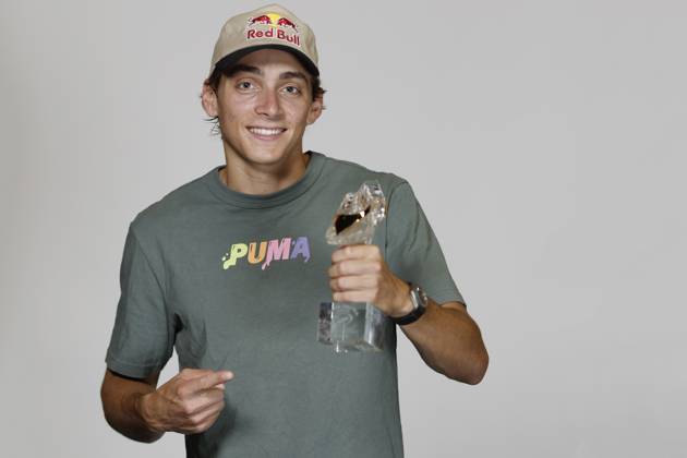 Bilder des Jahres 2023, Sport 06 Juni Sport Bilder des Tages Armand Duplantis (Sweden) poses with trophy of the Golden Spike Ostrava 2023 meeting prior to the 63rd edition of the annual athletics event, part of the IAAF World Challenge Meetings, in Ostrava, Czech Republic, on June 26, 2023. (CTKxPhoto PavelxLebeda) CTKPhotoF202306260015301  CTKPhotoF202306260015301