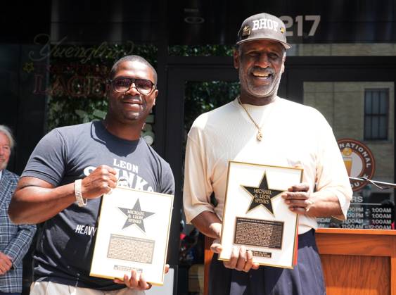 Bilder des Jahres 2023, Sport 06 Juni Sport Bilder des Tages Boxers Corey Spinks (L) representing his late father Leon and Michael Spinks display their stars on the St. Louis Walk of Fame during ceremonies in University City, Missouri on Monday, June 26, 2023. Leon Spinks competed from 1977 to 1995 and won the undisputed heavyweight championship in 1978 after defeating Muhammad Ali. Michael Spinks held world championships in two weight classes, including the undisputed light heavyweight title from 1983 to 1985, and the lineal heavyweight title from 1985 to 1988.  SLP2023062605 BILLxGREENBLATT