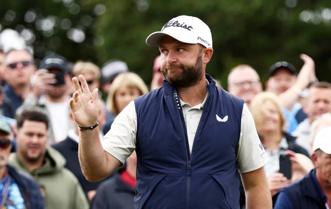 Mandatory Credit: Photo by James Marsh Shutterstock (13987427bb) Andy Sullivan of England acknowledges crowds. Betfred British Masters, Day Four, Golf, The Belfry Golf Club, Sutton Coldfield, UK - 02 Jul 2023 Betfred British Masters, Day Four, Golf, The Belfry Golf Club, Sutton Coldfield, UK - 02 Jul 2023 Copyright: xJamesxMarsh Shutterstockx 13987427bb
