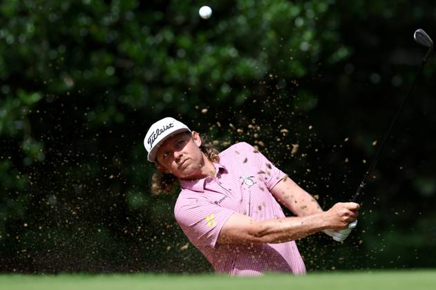 Sport Bilder des Tages Mandatory Credit: Photo by James Marsh Shutterstock (13995950v) Cameron Smith of Australia and team Ripper GC plays from a bunker during his round. LIV Golf Invitational London, Day Three, Golf, Centurion Club, Hemel Hempstead, UK - 09 Jul 2023 LIV Golf Invitational London, Day Three, Golf, Centurion Club, Hemel Hempstead, UK - 09 Jul 2023 Copyright: xJamesxMarsh Shutterstockx 13995950v