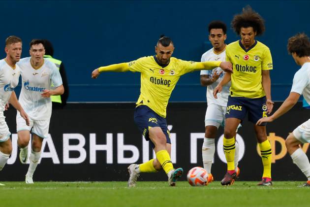Zenit St. Petersburg v Fenerbahce SK - Pari Match Premier Serdar Dursun (C) of Fenerbahce in action during the Pari Match Premier tournament match between FC Zenit Saint Petersburg and Fenerbahce SK on July 9, 2023 at Gazprom Arena in Saint Petersburg, Russia. Saint Petersburg Russia Copyright: xMikexKireevx originalFilename:kireev-zenitstp230709_npoKW
